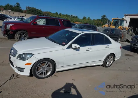 2013 Mercedes-Benz C 300 Sport 4Matic z USA, uszkodzony, nr VIN WDDGF8AB8DR287011